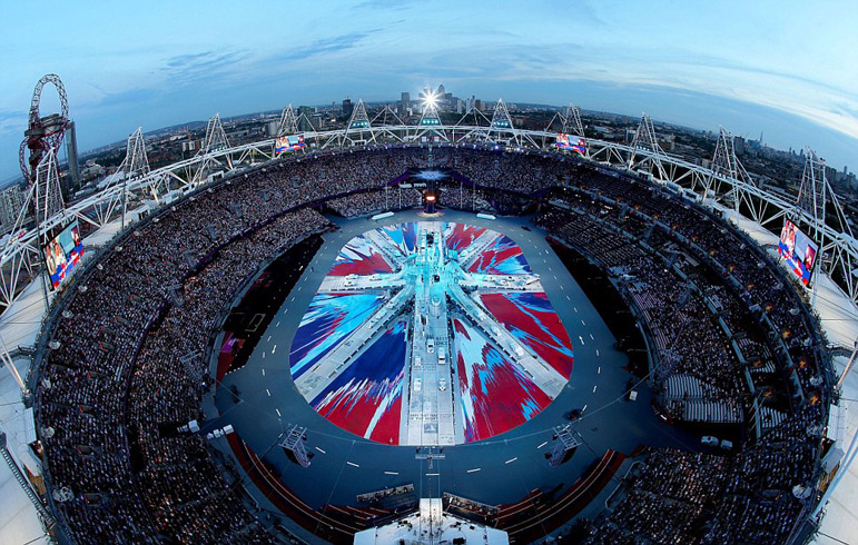 Репродукция работы Деймиана Херста Beautiful Union Jack Celebratory Patriotic Olympic Explosion in an Electric Storm Painting на покрытии стадиона во время закрытия Олимпийских игр в Лондоне. 2012. Фото: highsnobiety.com