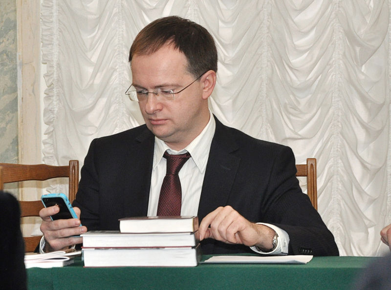 Министр культуры РФ Владимир Мединский оперативно получает информацию на iPhone во время Ученого совета в Государственном институте искусствознания. 2012. Фото: Екатерина Алленова/Артгид