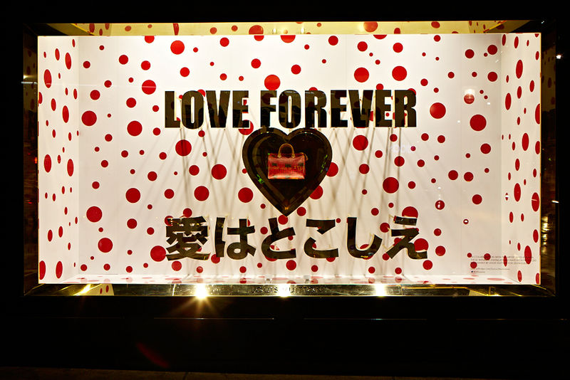 Оформление витрины универмага Selfridge в Лондоне во время кампании Kusama Louis Vuitton. 2012. Источник: style.selfridges.com