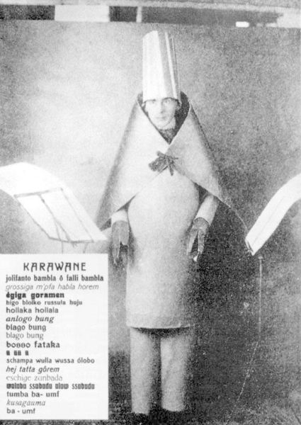 Хуго Балль декламирует звуковое стихотворение «Караваны» (Karawane). 1916. Иллюстрация из книги Роузли Голдберг «Искусство перформанса от футуризма до наших дней»