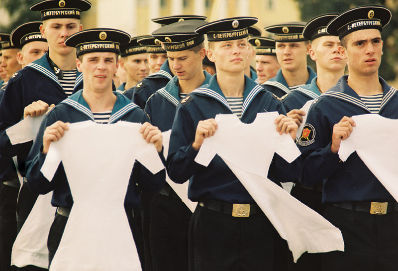 Фабрика найденных одежд. Триумф хрупкости. 2002. Кадр из видеодокументации перформанса. Courtesy пресс-служба Московского музея современного искусства