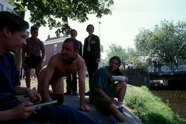 Олег Кулик, Мила Бредихина. Собака Павлова. 1996. Перформанс. Исполнялся на выставке «Манифеста 1». Роттердам, 1996. Источник: basis-wien.at