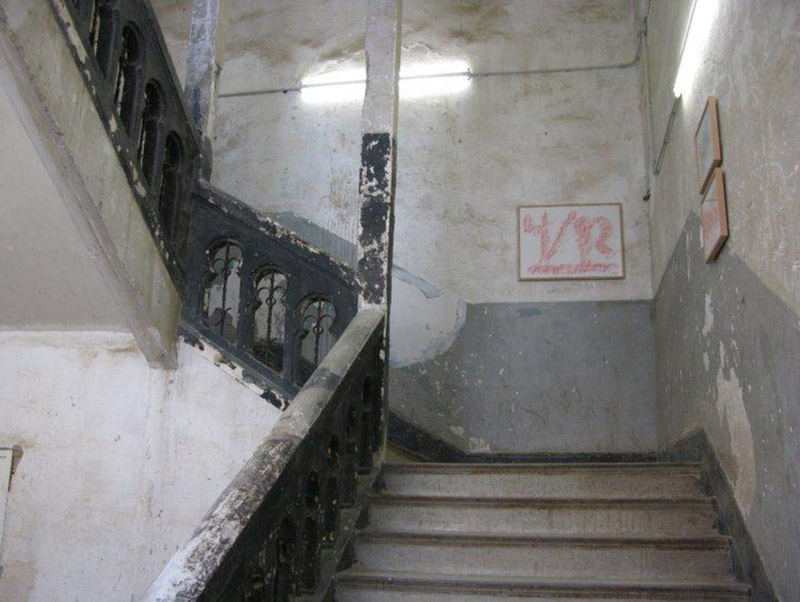 Александра Галкина. Вставай, проклятьем заклейменный. 2010. Инсталляция (фрагмент). Экспонировалась на выставке «Манифеста 7». Мурсия, 2010. Источник: v-a-c.ru