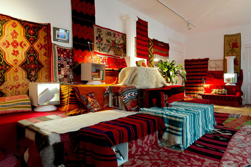 Андреас Ангелидакис. Crash Pad. 2014. Вид инсталляции. Фото: Uwe Walter. Courtesy Andreas Angelidakis и The Breeder, Athens/Monaco. Источник: 8-я Берлинская биеннале