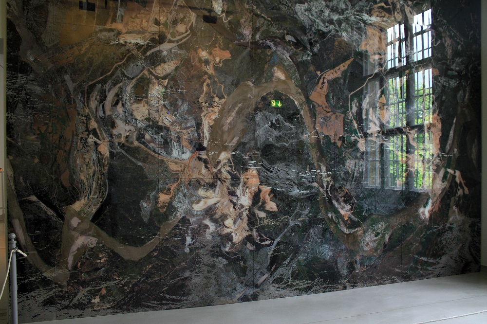 Каролина Кайседо. YUMA, или Земля друзей. 2014. Спутниковые снимки, 2 цифровых отпечатка на акриловом стекле. Фото: Suvi Lehtinen. © Artfetch 2014