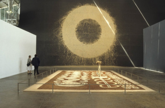 Фрагмент экспозиции выставки «Маги земли» в павильоне La Villette. 1989. © Centre Pompidou / Bibliothèque Kandinsky. Фото: Béatrice Hatala