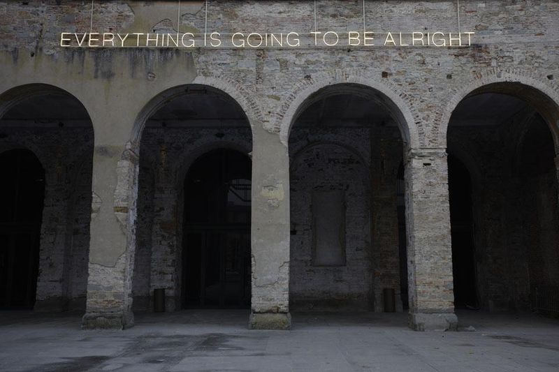 Мартин Крид. Everything is Going to be Alright (Работа 1086). 2011. Белый неон. Создана при поддержке фонда Николы Труссарди. Courtesy Martin Creed; Hauser & Wirth. Выставка «Восемь с половиной» (куратор Массимилиано Джони) в выставочном пространстве железнодорожной станции Леопольда, Флоренция. 2011. Источник: www.domusweb.it