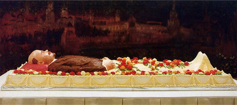 30 марта 1998 года в галерее наивного искусства «Дар» состоялся перформанс Юрия Шабельникова и Юрия Фесенко «Мавзолей. Ритуальная модель», во время которого гостям было предложено разрезать и съесть торт в виде тела В.И. Ленина. Акция вызвала неоднозначную реакцию в прессе и стала одним из масс-медийных символов русского искусства 1990-х. Источник: wikimedia.org