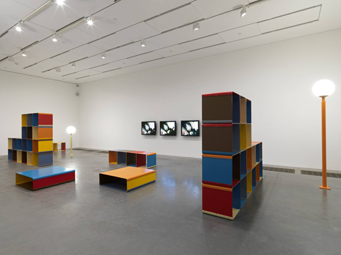 Лиам Гиллик.  Annlee You Proposes. Галерея Тейт, Лондон <br> © Liam Gillick, © Tate, London. 2001