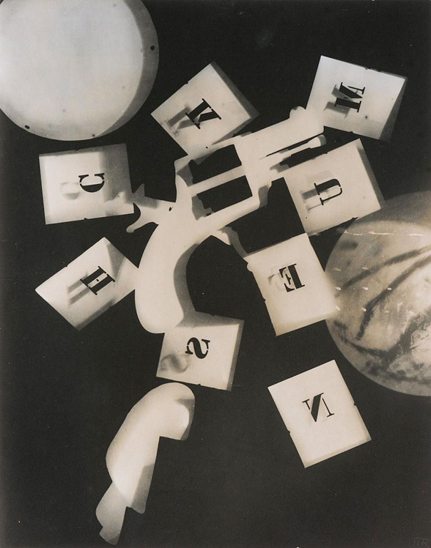 Ман Рей. Без названия (Пистолет с алфавитными кубиками). 1924 (отпечаток 1966). Желатино-серебряная печать, рейография. Художественная коллекция UniCredit — Bank Austria. © Man Ray Trust. Экспонат выставки «Век великой фотографии. Шедевры из художественный коллекции Банка Австрии — UniCredit» в палаццо Маньяни, Реджо-Эмилия, июнь 2014