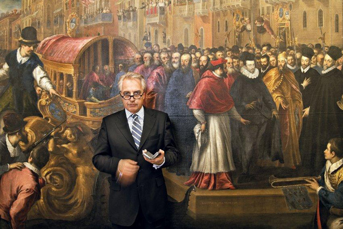 Мартин Рот на фоне картины Якопо Пальмы Младшего «Прибытие Генриха III в палаццо Фоскари». Галерея старых мастеров, Дрезден. Фото: © Klaus Bossemeyer. Источник: www.merian.de
