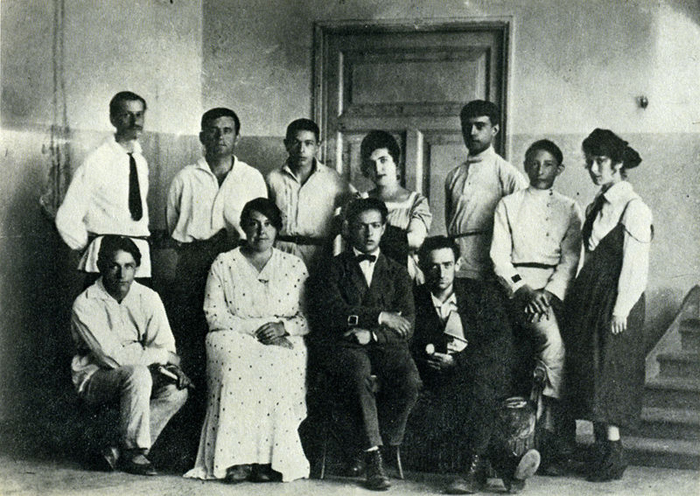 Сотрудники УНОВИСа. Витебск. Около 1920. Стоят слева направо: Иван Червинка, Казимир Малевич, Ефрем Раяк, Нина Коган, Николай Суетин, Лев Юдин, Евгения Магарил. Сидят слева направо: неизвестный (М.С. Векслер?), Вера Ермолаева, Илья Чашник, Лазарь Хидекель