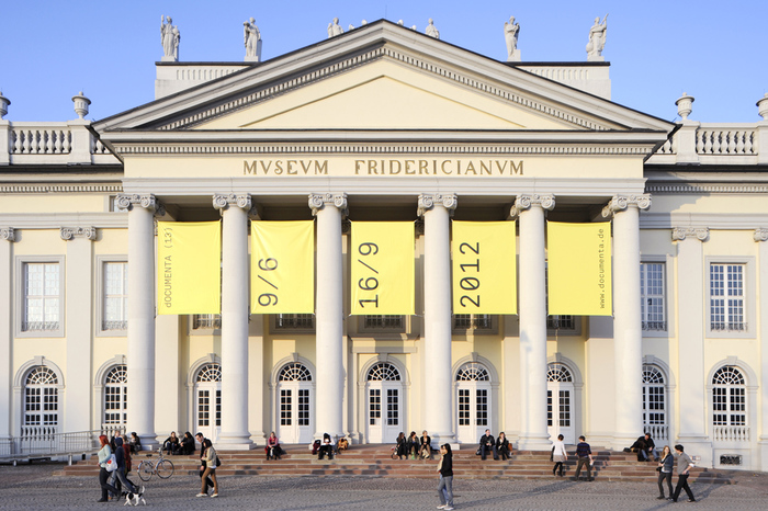 Здание музея Фридерицианум в Касселе с баннерами выставки dOCUMENTA (13). 2012. Фото: Nils Klinger. © dOCUMENTA (13)