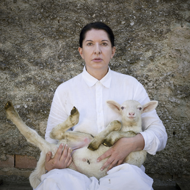 Марина Абрамович. Портрет с белым ягненком. 2010.<br> Courtesy Mark Anelli and Lisson Gallery