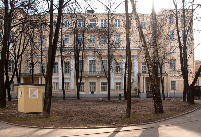 Здание, принадлежавшее Институту философии, — бывший главный дом усадьбы Голицыных, возведенный в 1770-х годах по проекту и под наблюдением Матвея Казакова, не пострадавший в пожаре Москвы 1812 года, но надстроенный двумя этажами и утративший фронтон в 1930-х. Здесь останавливалась императрица Екатерина II, жили Александр Островский и Иван Аксаков, а в 1865 году князь Сергей Голицын открыл здесь один из первых публичных бесплатных музеев, в котором демонстрировалась собранная Голицыными коллекция, включавшая работы Ван Дейка, Веронезе, Каналетто, Караваджо, Пуссена, Рембрандта, Рубенса и Тициана, через двадцать лет проданные наследником, Сергеем Голицыным-младшим, в коллекцию Эрмитажа. Дом передан ГМИИ, но Институт философии до сих пор не может обрести нового здания, кроме того, срок аренды здания институтом заканчивается лишь в 2019 году, поэтому философский мир Москвы лихорадит: философы до сих пор надеются отстоять свой дом. Фото: Екатерина Алленова/Артгид