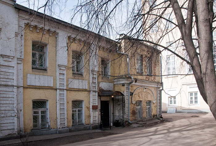 Корпус, в котором также находился отдел Института философии и который, судя по висящей на нем табличке, является памятником архитектуры и охраняется государством. Согласно мастер-плану и объяснениям Марины Лошак, ему суждено стать одним из учебных центров дизайна. Фото: Екатерина Алленова/Артгид