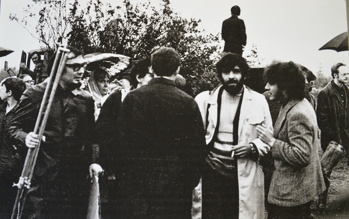 Виталий Комар, Александр Меламид, Иосиф Бакштейн (спиной), Александр Гольдфарб и Михаил Рошаль-Федоров на «Бульдозерной выставке». Москва, 15 сентября 1974. Фото: Владимир Сычев. Из архива Михаила Абросимова. Courtesy галерея «Беляево»