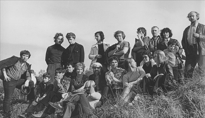 Юрий Пальмин. Выставка в Измайловском парке. Москва, 29 сентября 1974. Cлева направо: Виктор Пивоваров с сыном Павликом (будущим Пепперштейном), стоят — искусствовед Василий Ракитин с сыном, Кирилл Дорон, Илья Кабаков, Н. Логинова, Эдуард Гороховский, Анаид Оганесян с сыном, Юрий Копейко, сидят — Эдуард Штейнберг, Г. Маневич, Т. Ольшанская, Валерий Дмитрюк, Виталий Стацинский, Ирина Пивоварова, Г. Малаева, Э.Дмитрюк, Е. Ракитина. Courtesy Музей детской книги, Омск. Источник: kid-book-museum.livejournal.com